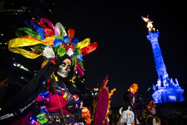Kutlama boyunca giyilen iskelet kostümleri, figürleri ve Catrina olarak bilinen kafatasları, Jose Guadalupe Posada&#x27;nın çizimlerinden esinlenerek yapılıyor.  - Sputnik Türkiye
