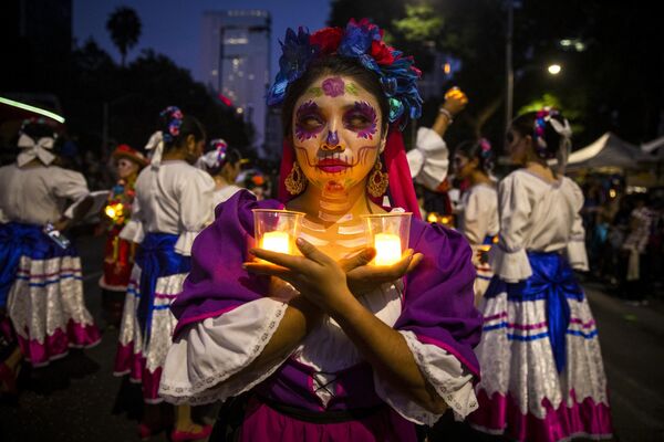 2008 yılında UNESCO, tatili İnsanlığın Somut Olmayan Kültürel Mirası listesine ekleyerek Día de los Muertos’un önemini kabul etti. Bugün, tüm dini ve etnik kökenlerden Meksikalılar, Día de los Muertos’u kutluyor. - Sputnik Türkiye