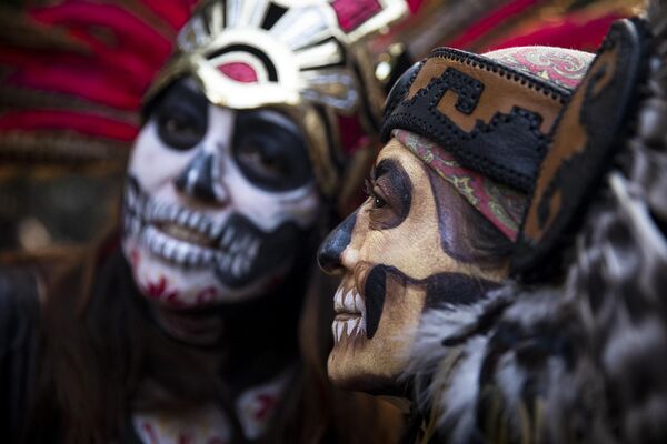 Meksika’daki sayısız topluluk Ölüler Günü’nü kutluyor, ancak bölgenin baskın İspanyol öncesi kültürüne bağlı olarak stiller ve gelenekler bölgeye göre değişiyor. - Sputnik Türkiye