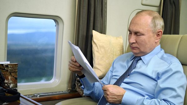 Rusya Devlet Başkanı Vladimir Putin uçak yazı okuma - Sputnik Türkiye