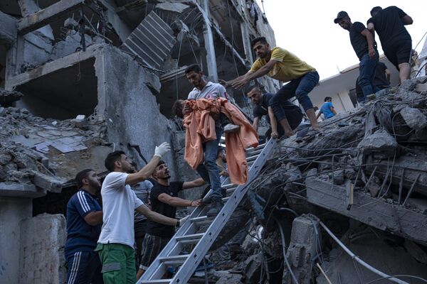 İsrail saldırıları sonrası Gazze'de yapılan kurtarma çalışmaları - Sputnik Türkiye