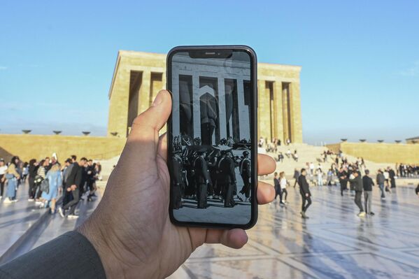 Cumhuriyet'in 100. yıl dönümünde Ankara'nın tarihi yapı ve simgelerinin yer aldığı siyah-beyaz fotoğrafları, aynı açılardan tekrar objektife yansıtarak farklı bir çalışmaya imza atıldı. - Sputnik Türkiye
