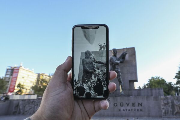 Cep telefonu ekranına bir bölümü yansıtılan siyah-beyaz fotoğrafların, aynı açıdan geniş bir kadraj içerisinde yeniden çekilmesiyle oluşturulan çalışmada, tarihi yapı ve simgelerin eski ve güncel durumları birlikte yer aldı. - Sputnik Türkiye