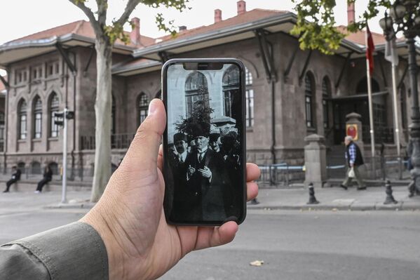 Mustafa Kemal Atatürk'ün 1922 yılında Türkiye Büyük Millet Meclisi önünde çekilen fotoğrafı da yer alıyor. - Sputnik Türkiye