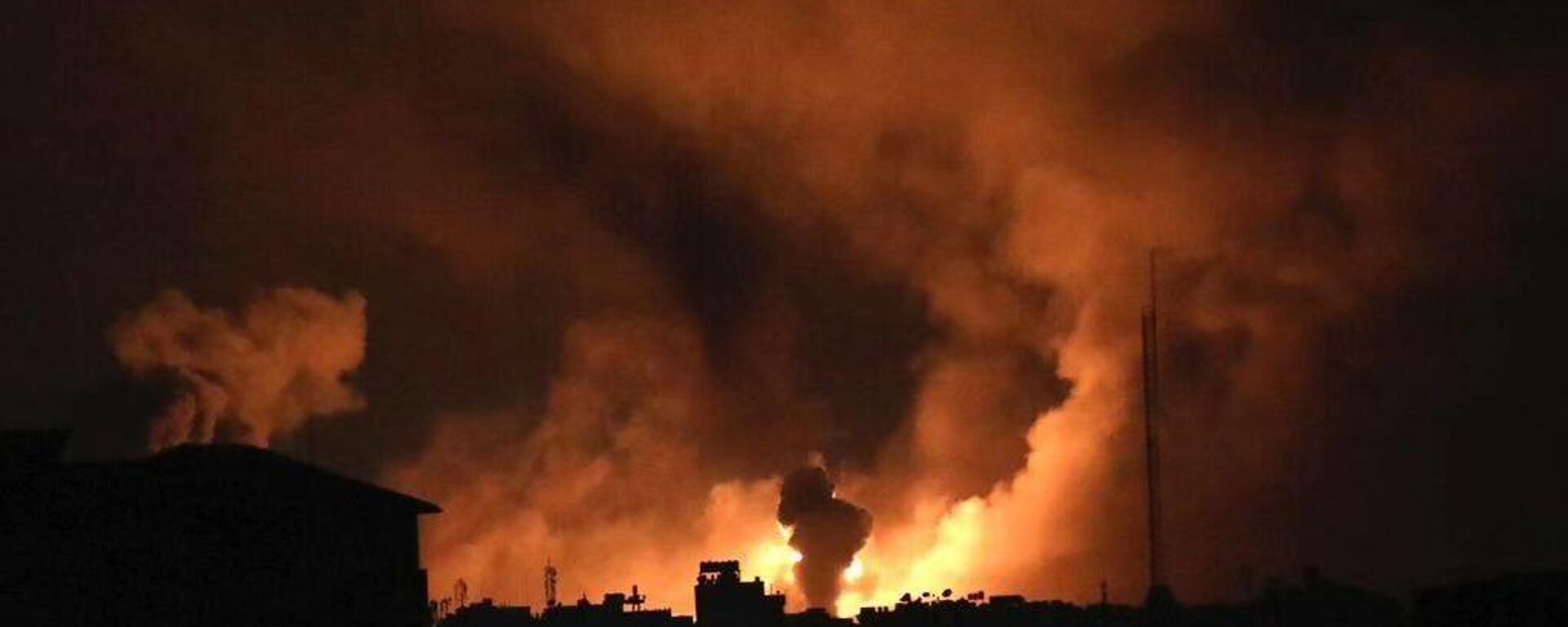 İsrail ordusu, abluka altındaki Gazze Şeridi’ne 7 Ekim’den bu yanaki en şiddetli hava saldırılarını düzenliyor. Hava saldırıları sonucu Gazze kentinin farklı bölgelerinden alev dumanlar yükseldi.
 - Sputnik Türkiye, 1920, 27.10.2023