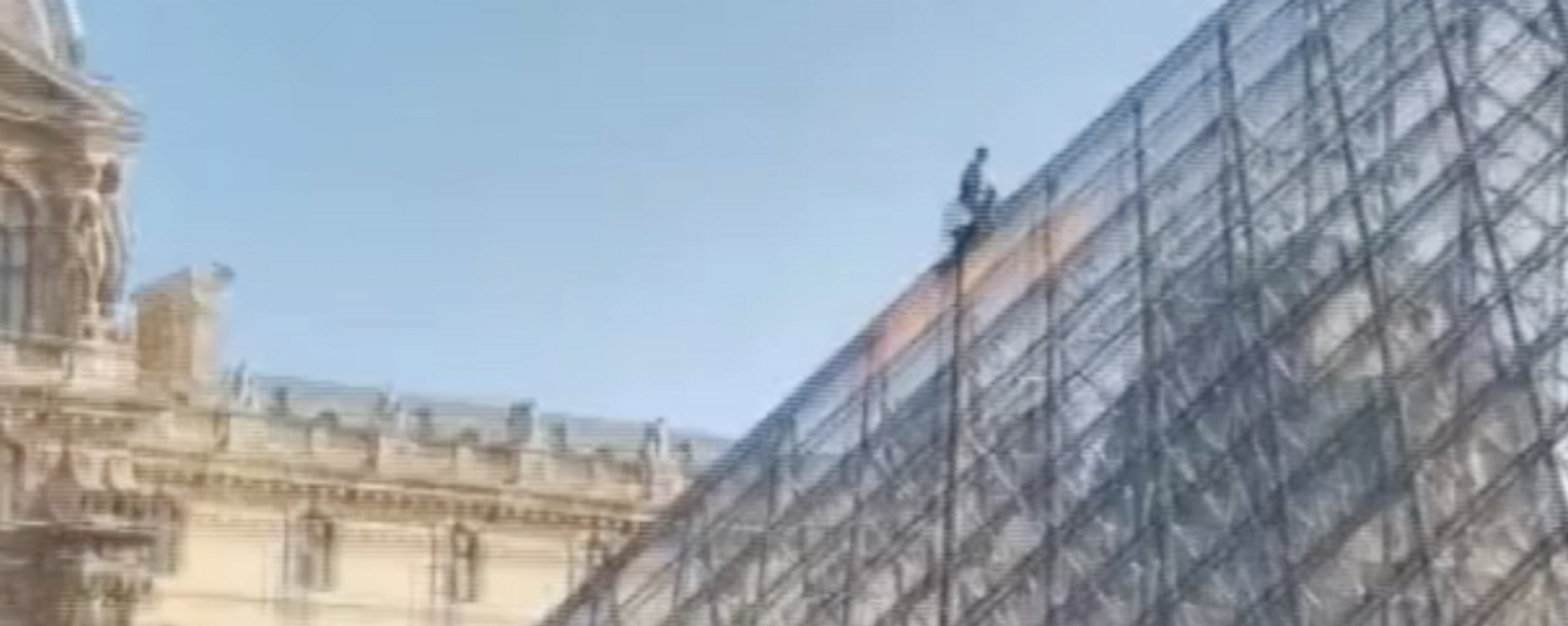 Fransa’da iklim aktivistleri Louvre Piramidi'ne turuncu boya püskürttü - Sputnik Türkiye, 1920, 28.10.2023