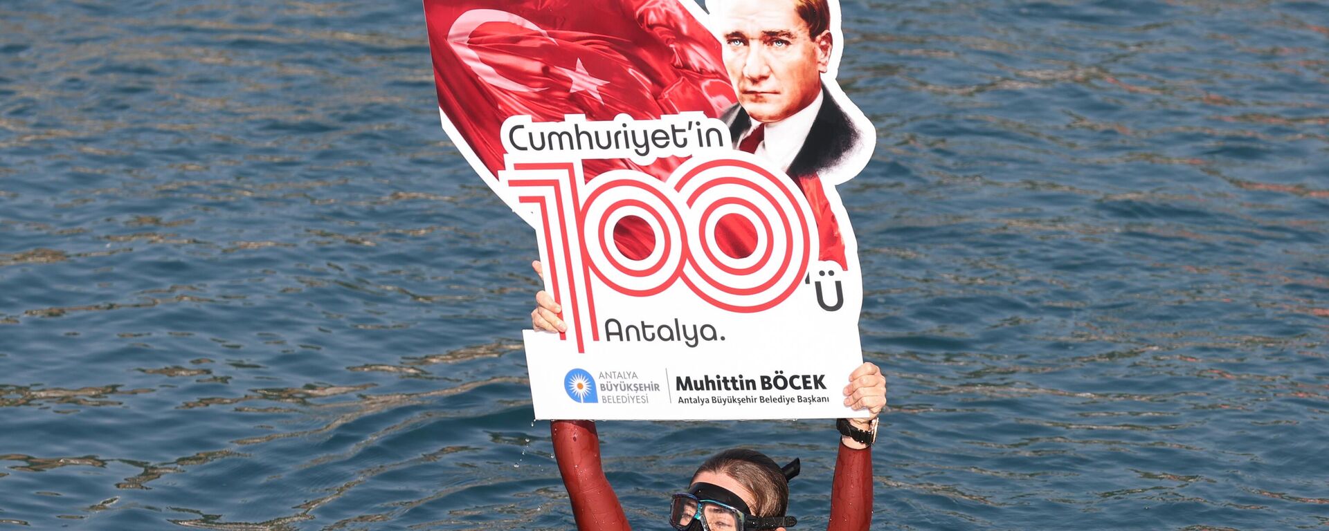 Türk Milli sporcu Şahika Ercümen, Cumhuriyet'in 100. yılı etkinlikleri kapsamında Antalya'da gerçekleştirdiği dalışta Türk bayrağı açtı. - Sputnik Türkiye, 1920, 28.10.2023