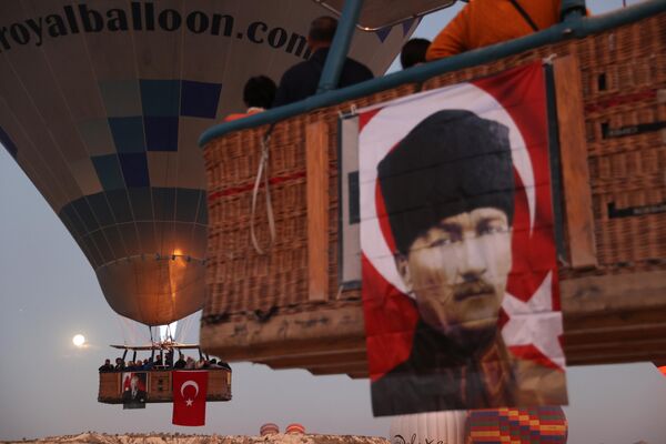 Turizmci Mehmet Dinler, gazetecilere, bölgedeki tüm balon işletmecilerinin gün dolayısıyla balonlarını bayraklarla süslediğini belirtti. - Sputnik Türkiye