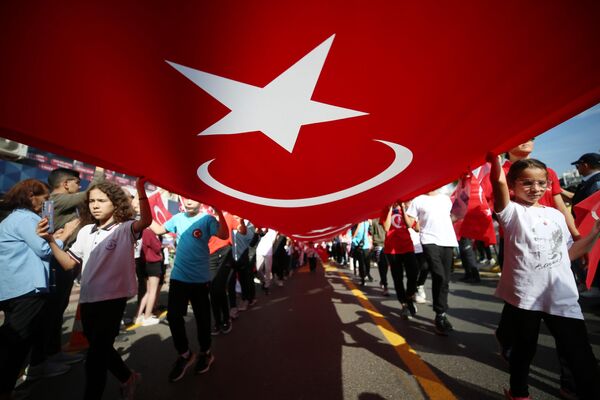 Cumhuriyet'in 100. yılı Türkiye'nin tüm şehirlerinde rengarenk kutlamalara sahne oldu. - Sputnik Türkiye