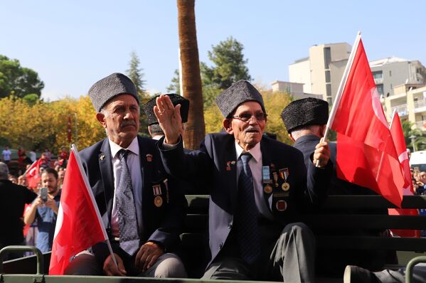 
Denizli'de, 29 Ekim Cumhuriyet Bayramı ve Cumhuriyet'in kuruluşunun 100. yılı dolayısıyla Gazi Mustafa Kemal Bulvarı'nda tören düzenlendi.  - Sputnik Türkiye