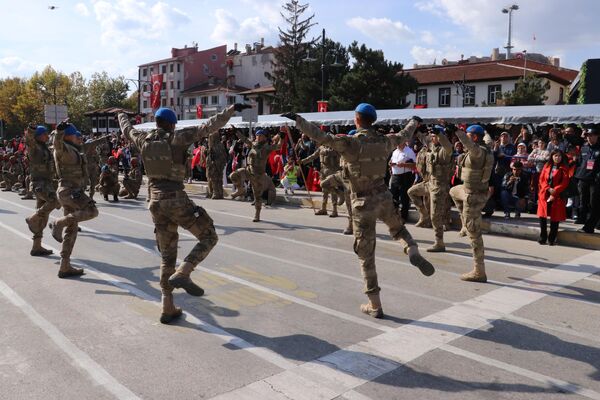 Törende, Kastamonu Komando Eğitim Merkezi Komutanlığı ekipleri zeybek oynadı - Sputnik Türkiye