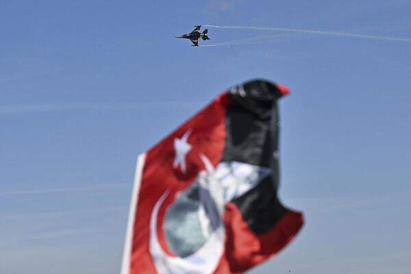  Türk Hava Kuvvetleri 3. Ana Jet Üs Komutanlığı'na bağlı SOLOTÜRK,  Anıtkabir ve Başkent semalarında gösteri uçuşu gerçekleştirdi.  - Sputnik Türkiye