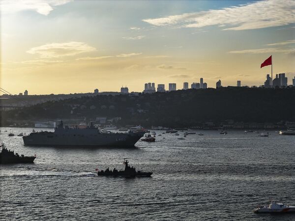 Deniz Kuvvetleri Komutanlığı’nın envanterine henüz girmeyen Türkiye’nin ilk milli fırkateyni TCG İstanbul, Pirireis denizaltısı ve Derya gemisi de geçit töreninde yer aldı. - Sputnik Türkiye