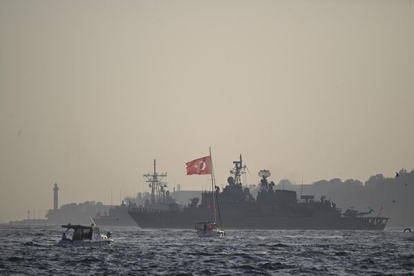 İstanbul Boğazı&#x27;ndaki geçişe TCG Anadolu&#x27;nun rehberliğindeki 100 geminin yanı sıra Hava Kuvvetleri Komutanlığına bağlı 9 F-16 ve 3 F-4E uçakları ve helikopterleri eşlik etti. - Sputnik Türkiye