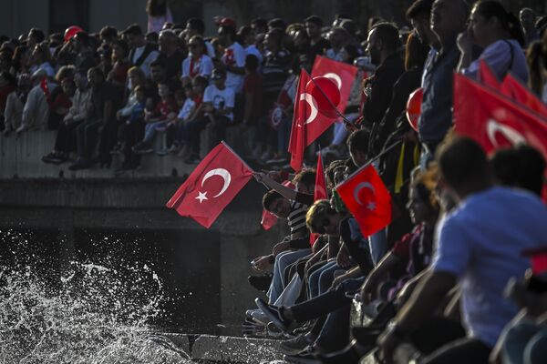 Coşkulu kutlamaya vatandaşlar da sahil kenarlarından ortak oldu. - Sputnik Türkiye