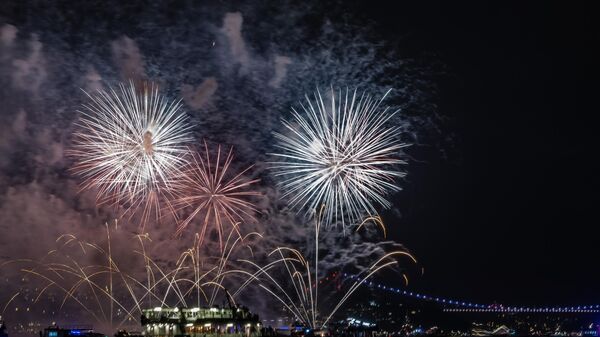 Cumhuriyet'in 100. yıl dönümü dolayısıyla havai fişek, ışık ve dron gösterileri düzenlendi.  - Sputnik Türkiye