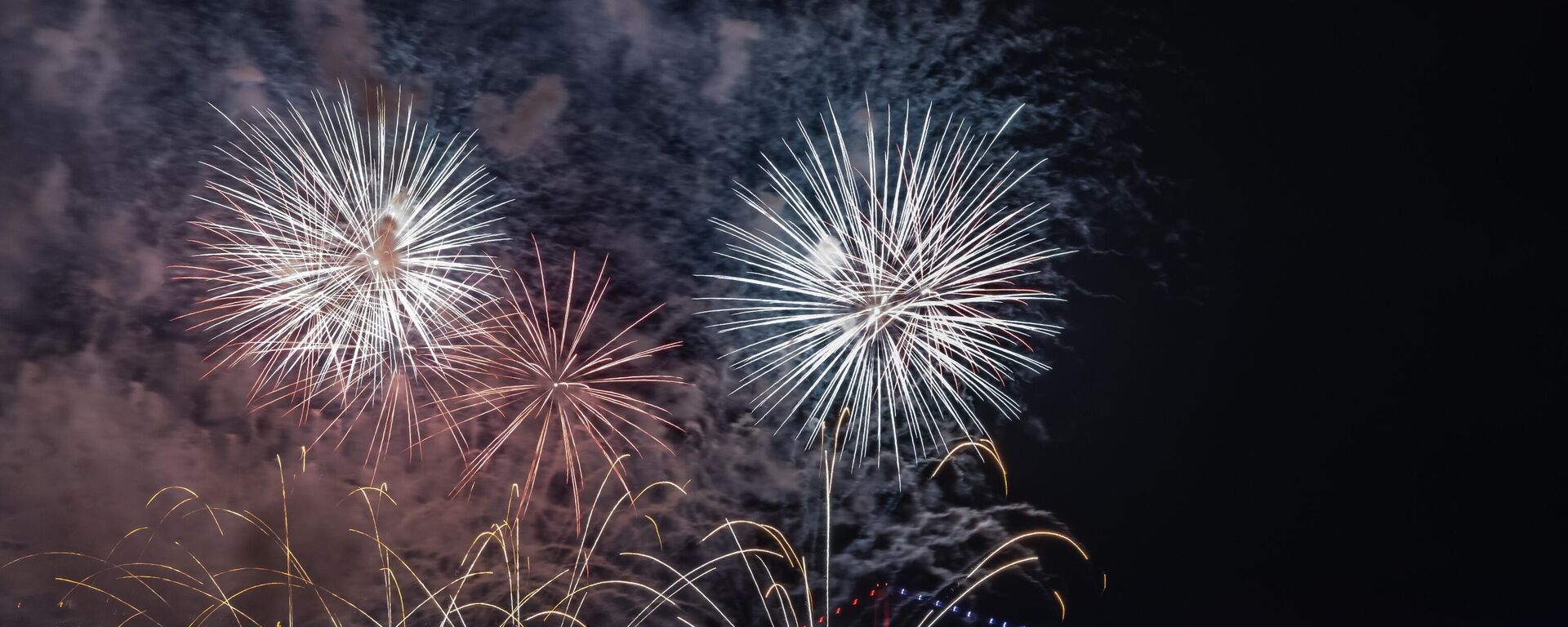 Cumhuriyet'in 100. yıl dönümü dolayısıyla havai fişek, ışık ve dron gösterileri düzenlendi.  - Sputnik Türkiye, 1920, 29.07.2025