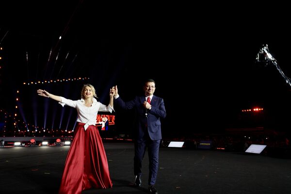 İmamoğlu, 150 metrelik sahneye, eşi Dr. Dilek Kaya İmamoğlu ile el ele çıktı. - Sputnik Türkiye