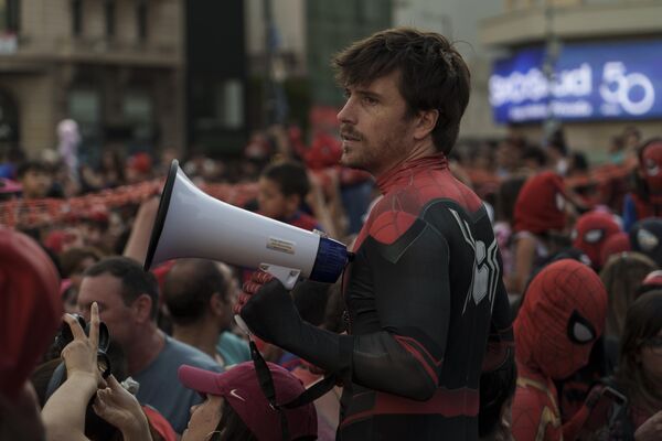 Kostümlerini giyerek meydanda toplanan insanlar, Arjantin’in başkenti Buenos Aires’te renkli görüntüler oluştu. - Sputnik Türkiye