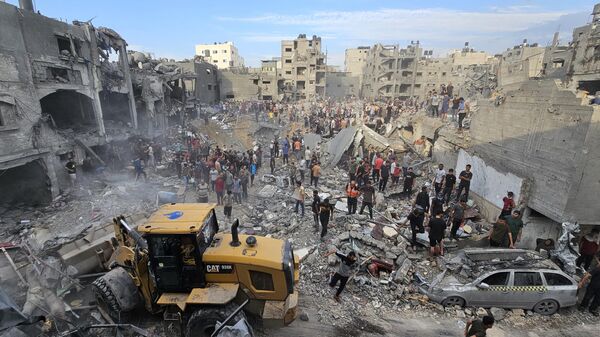 İsrail’in abluka altındaki Gazze Şeridi'ne yönelik saldırıları, 25. gününde de devam ediyor.Cebaliye Mülteci Kampı'na İsrail ordusunun düzenlediği saldırıda aralarında çocukların da bulunduğu çok sayıda ölü ve yaralıların olduğu bildirildi. - Sputnik Türkiye