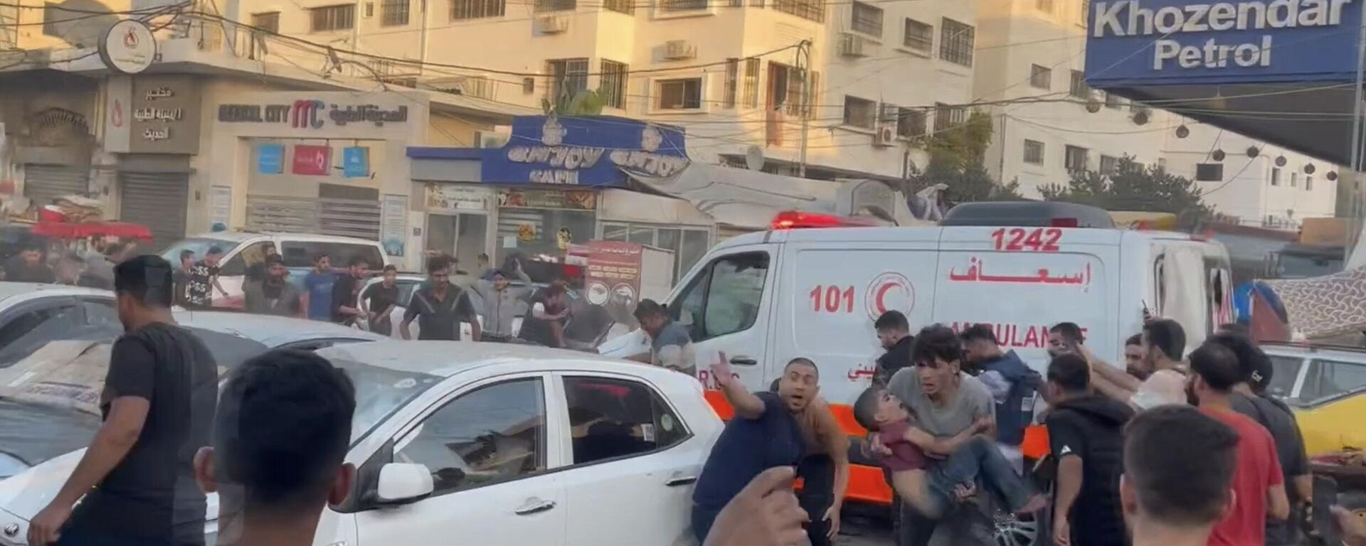 İsrail ordusu, Gazze'de binlerce hasta ve sivilin bulunduğu Şifa Hastanesi yerleşkesinin giriş kısmını vurdu. Gazze Sağlık Sözcüsü: İsrail'in Refah kara geçişine ulaşmak için güneye gitmeye hazırlanan ambulansları hedef alması sonucu hayatını kaybedenler ve yaralılar var. (  - Sputnik Türkiye, 1920, 03.11.2023