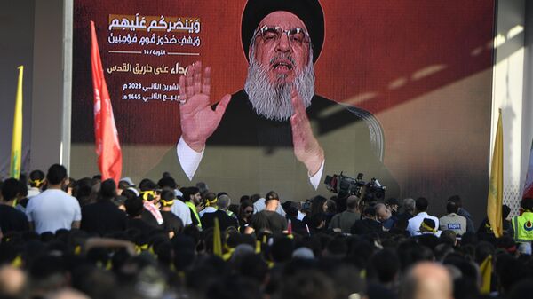 Hizbullah Genel Sekreteri Hasan Nasrallah, 7 Ekim'den bu yana ilk kez Lübnanlılara hitaben video konferans aracılığıyla konuştu. Beyrut'un güneyindeki Dahiye bölgesinde toplanan yüzlerce Hizbullah destekçisi, konuşmayı ekranlardan dinledi.  - Sputnik Türkiye