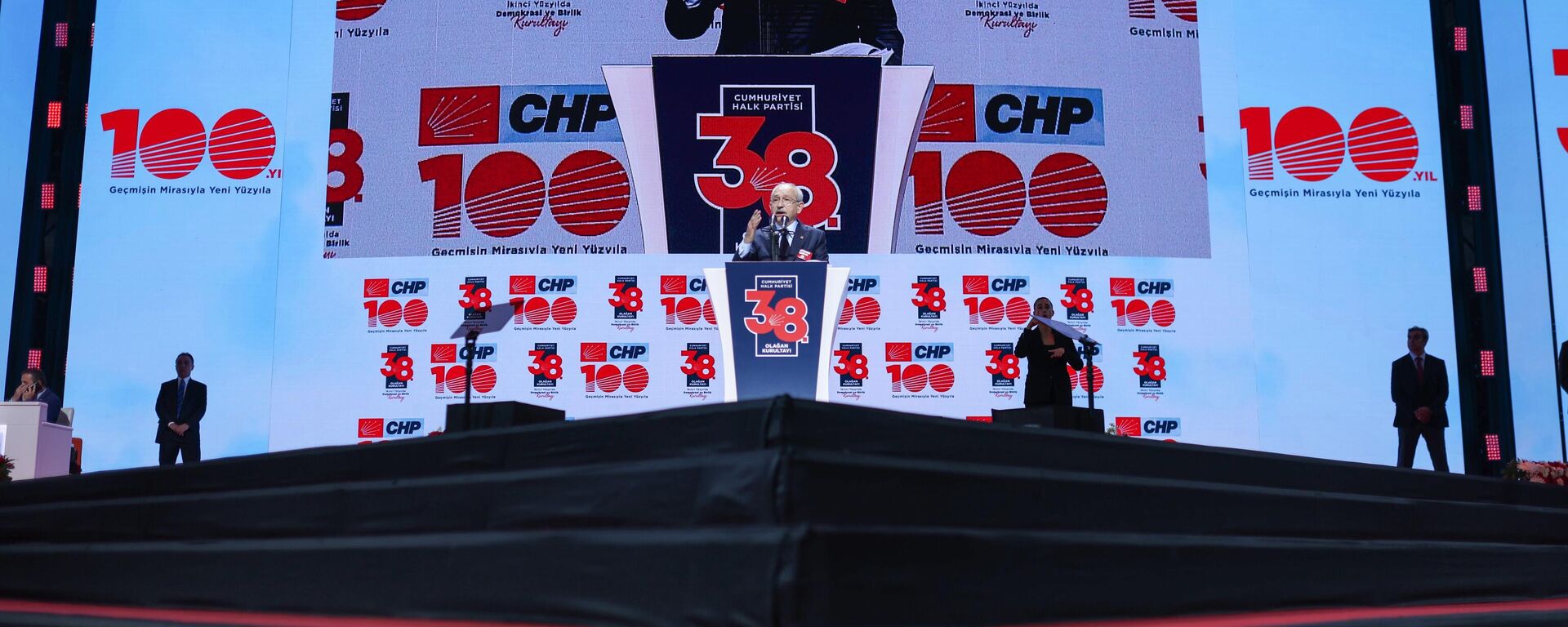 Cumhuriyet Halk Partisi Genel Başkanı Kemal Kılıçdaroğlu, CHP 38. Olağan Kurultay’ı açılış konuşmasını gerçekleştirdi. CHP lideri Kılıçdaroğlu’na, eşi Sayın Selvi Kılıçdaroğlu da eşlik etti.  - Sputnik Türkiye, 1920, 08.05.2025