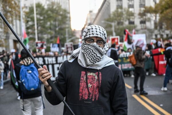 &#x27;Turkey&#x27; tişörtü giyen bir kişinin de protestolara katılması dikkat çekti. - Sputnik Türkiye