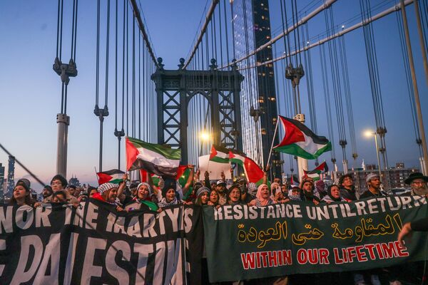 Göstericiler, New York sokaklarında ellerinde pankart ve Filistin bayrakları taşıyarak Manhattan Köprüsü üzerinden Brooklyn&#x27;e yürüdü. - Sputnik Türkiye