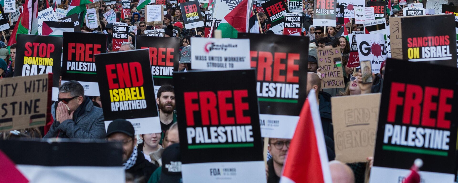 İngiltere'nin başkenti Londra'da Filistin'le dayanışma gösterisi için toplanan yüzbinlerce 5. kez sokaklara indi.  - Sputnik Türkiye, 1920, 04.10.2025