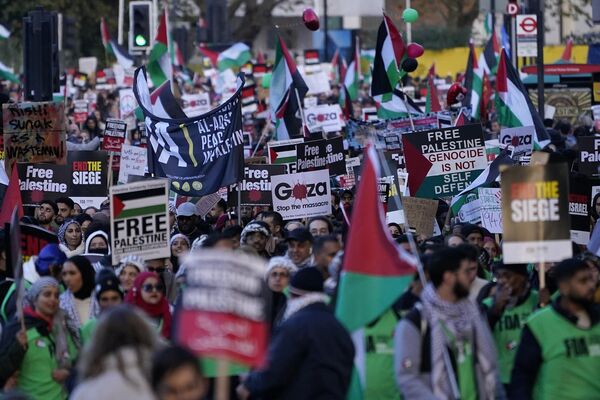 İngiltere'de 14 Ekim'den beri her cumartesi Filistin'le dayanışma yürüyüşleri düzenleniyor. - Sputnik Türkiye