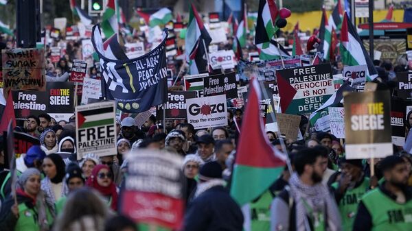 İngiltere'de 14 Ekim'den beri her cumartesi Filistin'le dayanışma yürüyüşleri düzenleniyor. - Sputnik Türkiye