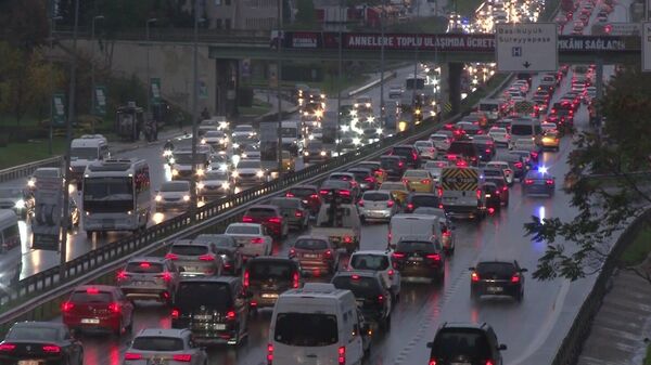 İstanbul trafiğinde yağmur yoğunluğu - Sputnik Türkiye