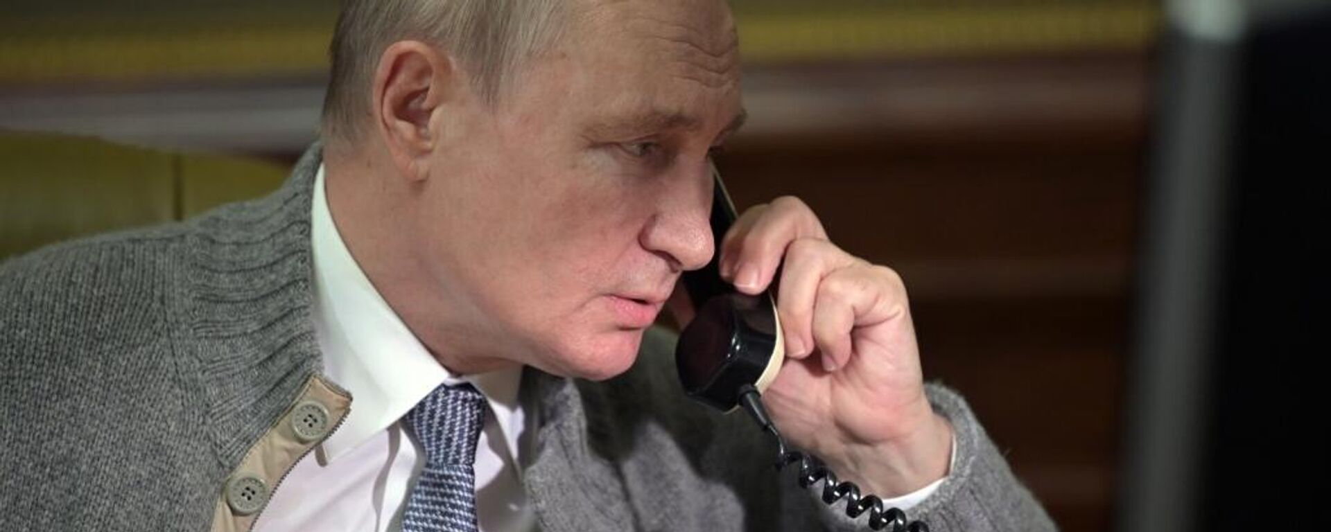 Rusya Devlet Başkanı Vladimir Putin telefon - Sputnik Türkiye, 1920, 17.11.2023