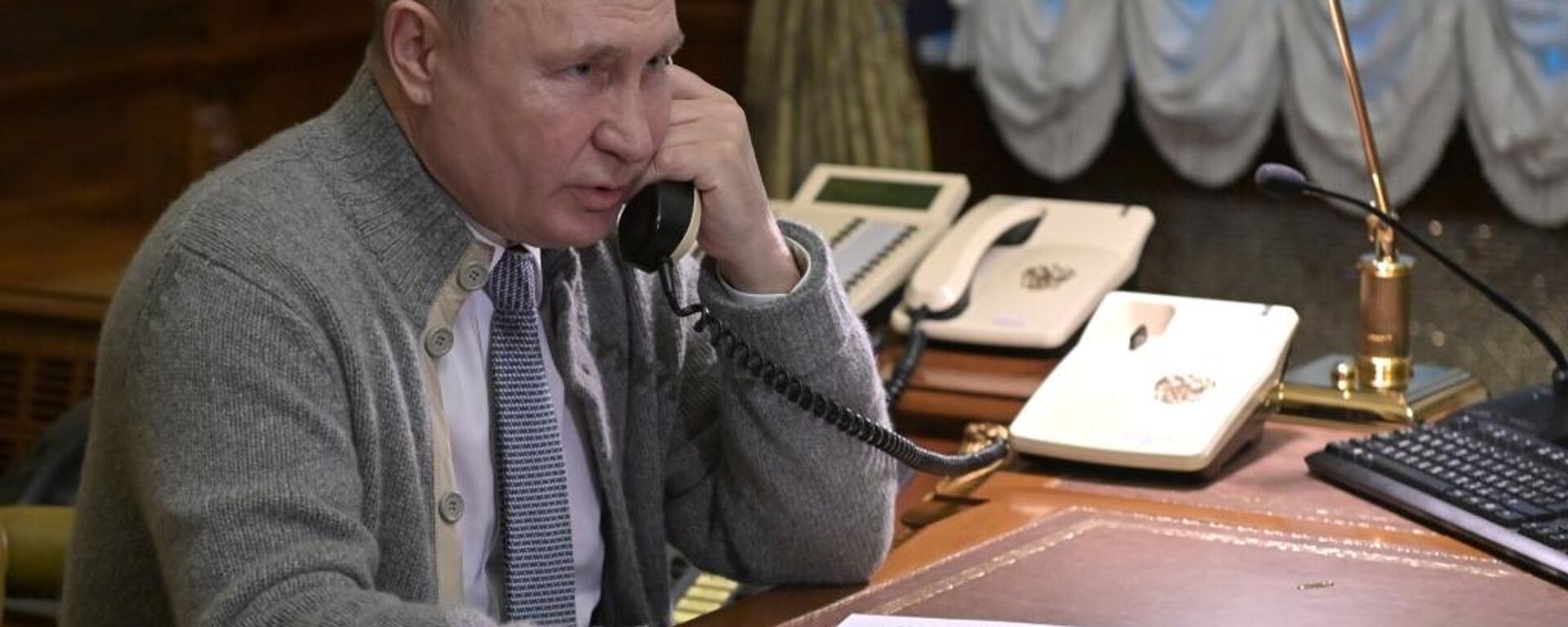 Rusya Devlet Başkanı Vladimir Putin telefon - Sputnik Türkiye, 1920, 22.12.2023