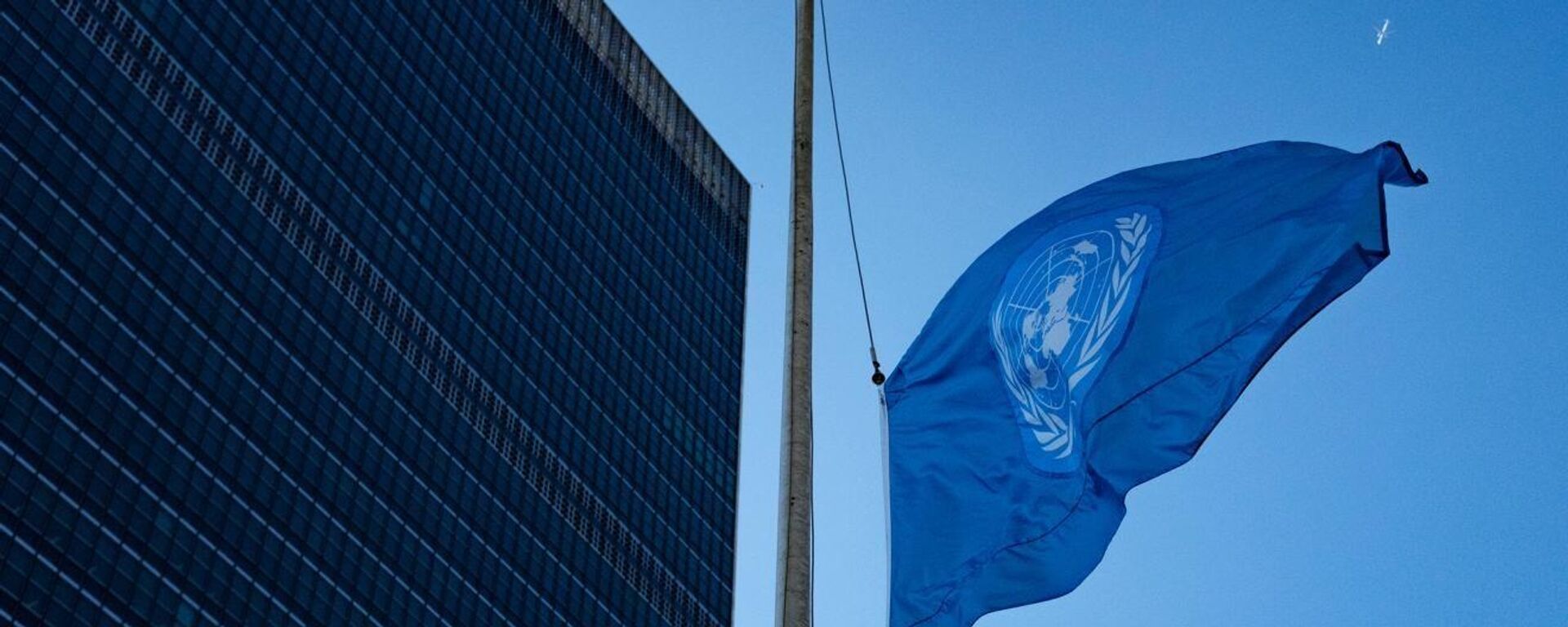 Birleşmiş Milletler (BM) Genel Merkezi'nde İsrail'in Gazze Şeridi'ne yönelik saldırılarında hayatını kaybeden 101 Birleşmiş Milletler Yakın Doğu'daki Filistinli Mültecilere Yardım ve Bayındırlık Ajansı (UNRWA) personeli anısına BM bayrağı yarıya indirildi, bir dakikalık saygı duruşunda bulunuldu. - Sputnik Türkiye, 1920, 30.12.2023