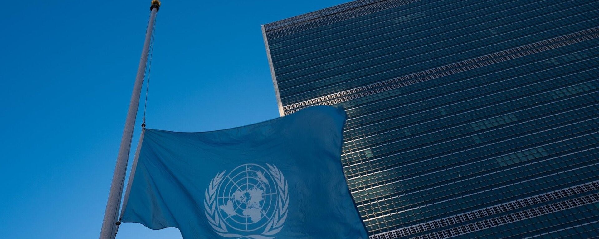 Birleşmiş Milletler (BM) Genel Merkezi'nde İsrail'in Gazze Şeridi'ne yönelik saldırılarında hayatını kaybeden 101 Birleşmiş Milletler Yakın Doğu'daki Filistinli Mültecilere Yardım ve Bayındırlık Ajansı (UNRWA) personeli anısına BM bayrağı yarıya indirildi, bir dakikalık saygı duruşunda bulunuldu. - Sputnik Türkiye, 1920, 22.12.2023