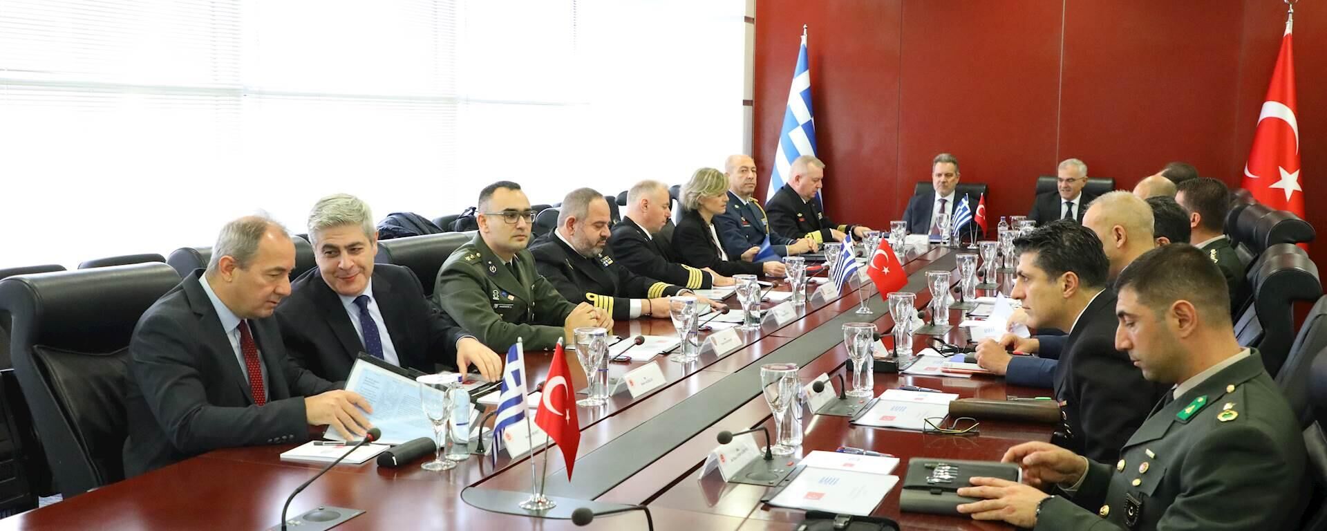 Türk ve Yunan heyetleri arasında Güven Arttırıcı Önlemler (GAÖ) toplantısının yeni turu 13 Kasım 2023 tarihinde gerçekleşmiştir. Toplantı Ankara’da Türkiye Cumhuriyeti Millî Savunma Bakanlığı ev sahipliğinde yapıldı. - Sputnik Türkiye, 1920, 13.11.2023