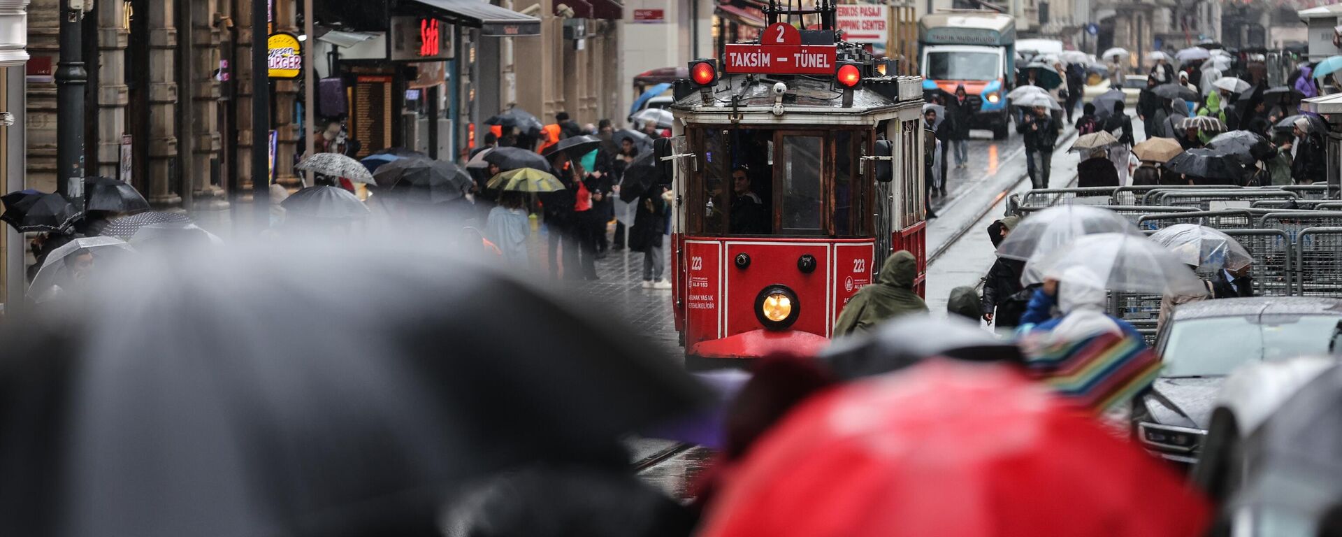 İstanbul yağmur,  Taksim yağmur, İstanbul sağanak, yağmur - Sputnik Türkiye, 1920, 05.12.2023