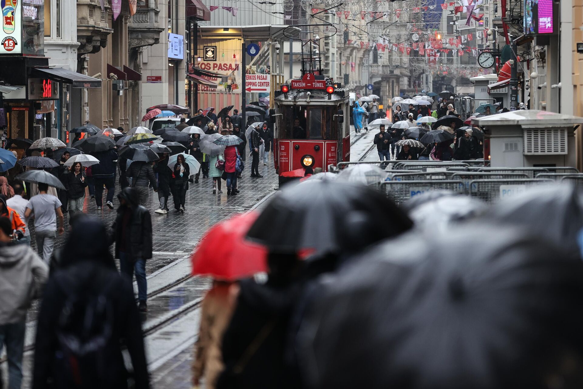 İstanbul yağmur,  Taksim yağmur, İstanbul sağanak, yağmur - Sputnik Türkiye, 1920, 24.10.2025