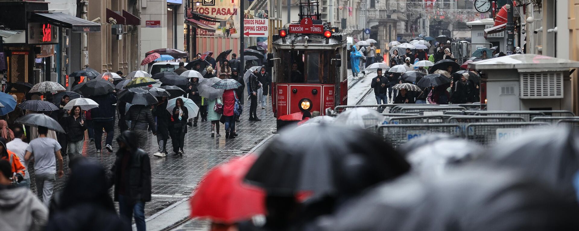 İstanbul yağmur,  Taksim yağmur, İstanbul sağanak, yağmur - Sputnik Türkiye, 1920, 04.07.2024