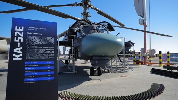 Боевой разведывательно-ударный вертолет Ка-52Е на Dubai Airshow-2023 - Sputnik Türkiye