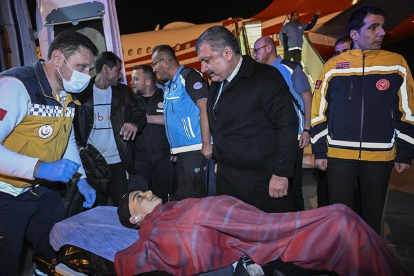 Gazze&#x27;den çıkarılan bazı kanser hastalarıyla refakatçilerini taşıyan iki uçak, Türkiye&#x27;ye geldi. - Sputnik Türkiye