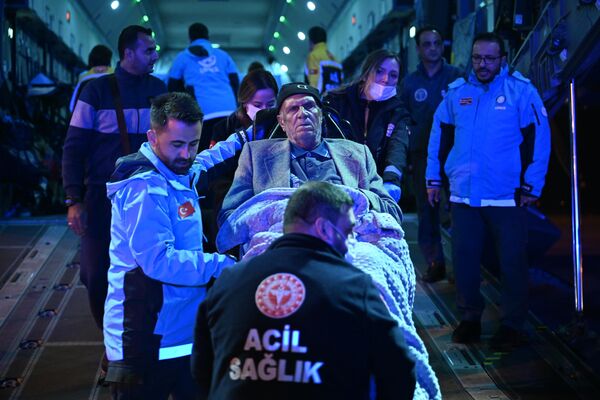 Hastaların sağlık durumunu yolculuk boyunca Türkiye&#x27;den getirilen 9 kişilik uzman sağlık personeli takip etti. - Sputnik Türkiye