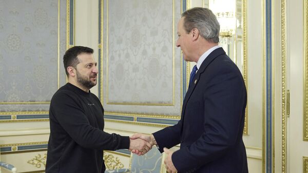 İngiltere'nin yeni Dışişleri Bakanı David Cameron’un ilk yurtdışı ziyaretini Kiev’e gerçekleştirdiği belirtilirken, Ukrayna Devlet Başkanı Vladimir Zelenskiy ile görüştüğü açıklandı. - Sputnik Türkiye