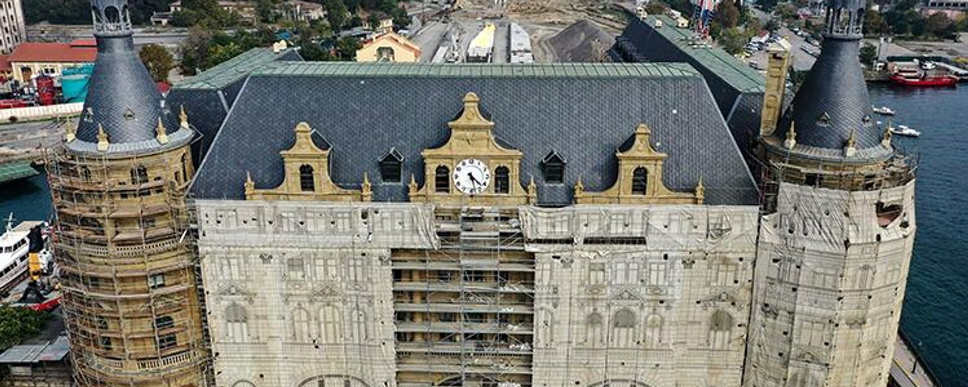 Haydarpaşa Garı, Cumhuriyet'in ilanının 10. yılında ilk haline uygun tekrar inşa edildi. 1976'da kapsamlı bir restorasyona alınan garın bazı bölümleri, 1979'da yakıt yüklü bir tanker kazasında hasar gördü. - Sputnik Türkiye, 1920, 15.09.2025