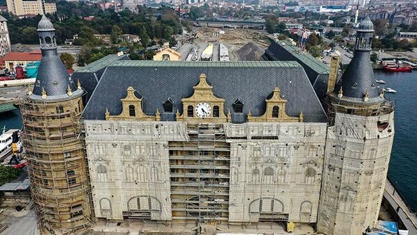 Haydarpaşa Garı, Cumhuriyet'in ilanının 10. yılında ilk haline uygun tekrar inşa edildi. 1976'da kapsamlı bir restorasyona alınan garın bazı bölümleri, 1979'da yakıt yüklü bir tanker kazasında hasar gördü. - Sputnik Türkiye