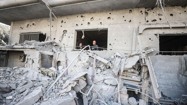 İsrail ordusunun abluka altındaki Gazze Şeridi’ne yönelik yoğun bombardımanı devam ediyor. Deir Al Balah kentinde düzenlenen saldırılarda, Nuseirat Kampı bölgesinde Al-Luh ailesine ait bina ağır hasar gördü.  ( - Sputnik Türkiye