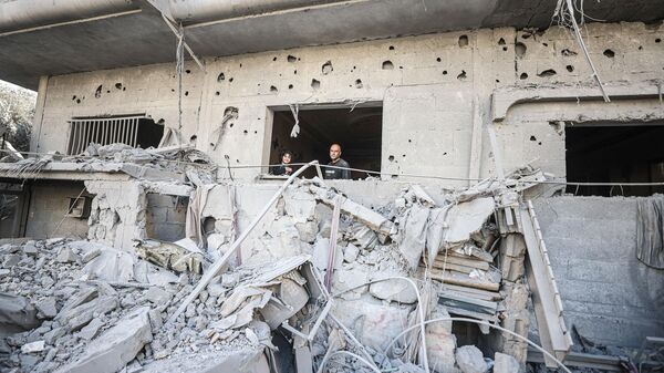 İsrail ordusunun abluka altındaki Gazze Şeridi’ne yönelik yoğun bombardımanı devam ediyor. Deir Al Balah kentinde düzenlenen saldırılarda, Nuseirat Kampı bölgesinde Al-Luh ailesine ait bina ağır hasar gördü.  ( - Sputnik Türkiye