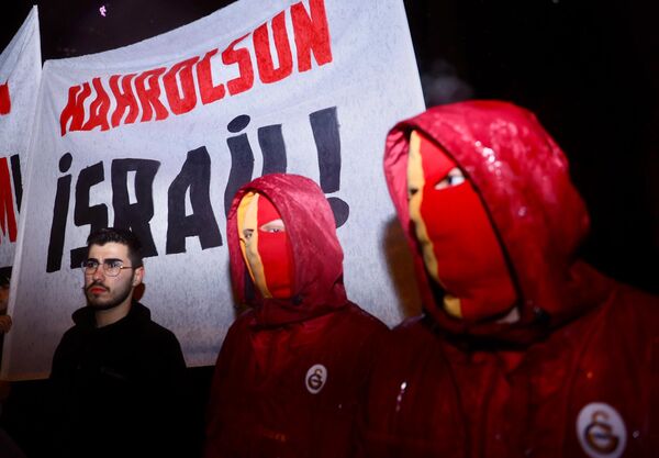 İsrail'in insanlık suçu işlediği vurgulanarak, "Her fırsatta insan haklarından dem vuran Batılı ülkelerin, tüm dünyanın gözleri önündeki İsrail terörizmine hiçbir zaman ses çıkarmadığını bizler biliyoruz.  ifadeleri kullanıldı. - Sputnik Türkiye